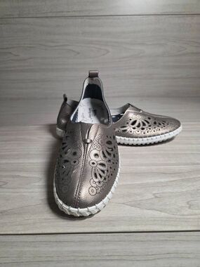 ​Spring Step Mirtha Pewter Metallic Leather Laser Cut Flats - Size 7